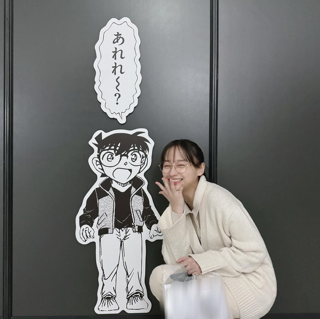 影山優佳がオフショットを公開！！名探偵コナンとのツーショットも！✨