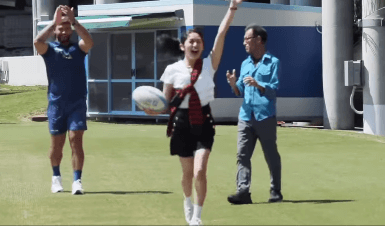 「元ラグビー女子の意地、見せます！」美女レポーター・浅野杏奈、”王者”からの蹴り上げ→”ハイパントキャッチ”を見せ反響！