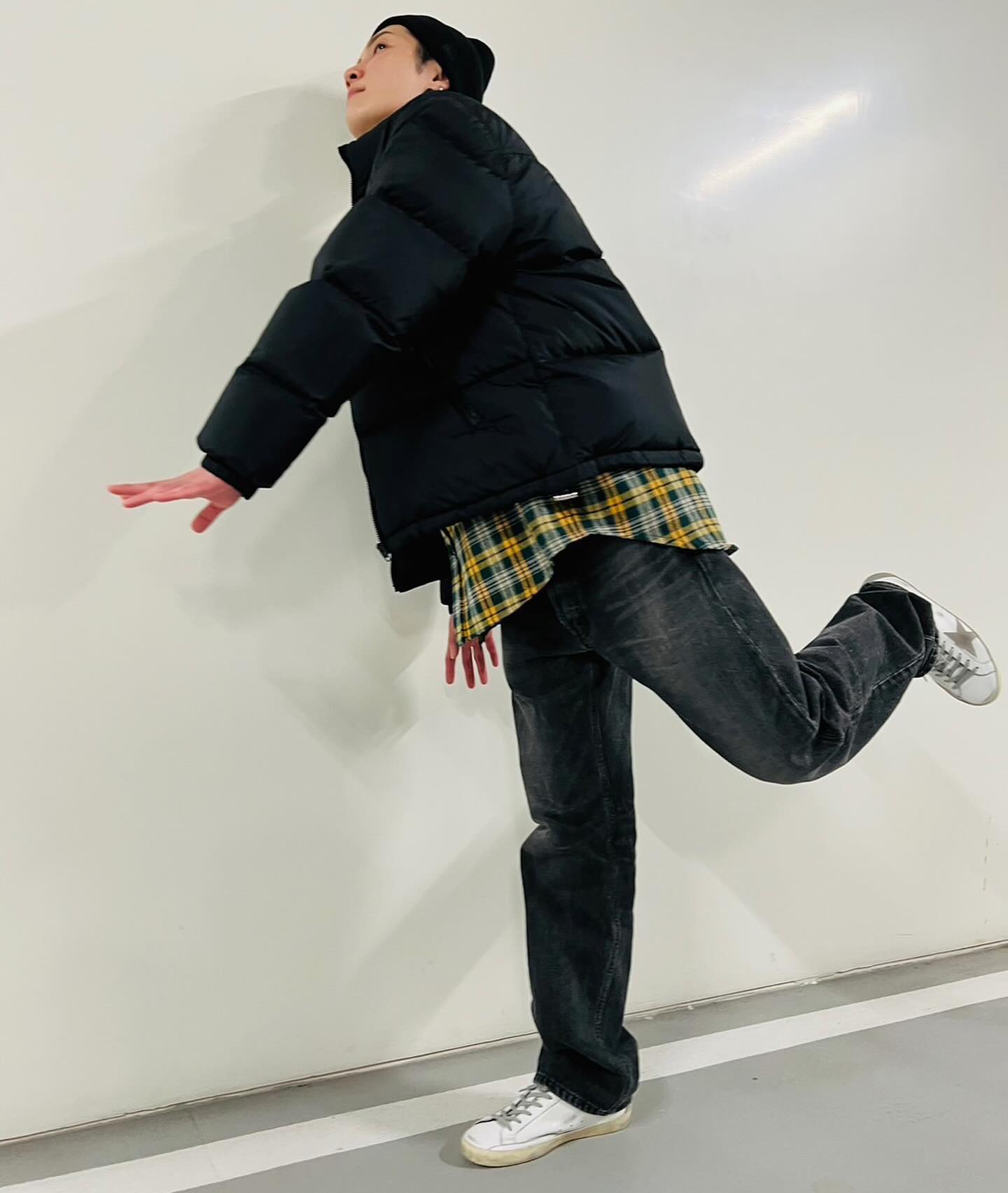 Snow Man・渡辺翔太のお茶目なオフショットに大反響✨「可愛すぎなんですけど💙💙」