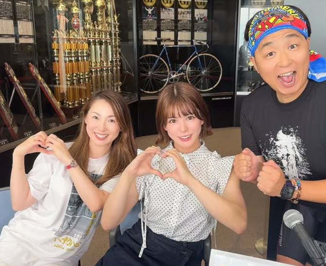 “みいちゅん”日野未来、小倉競輪場で笑顔ハートポーズ　引退後も現場愛健在