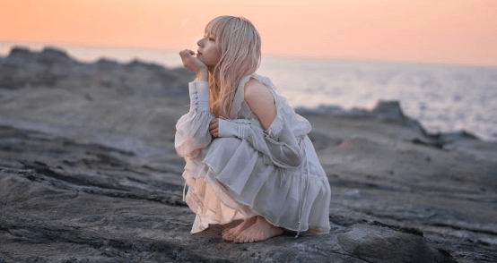 快挙！国内NO1人気の金髪美女マラソンインフルエンサー、写真集発売で歓喜！渚のマーメイドショットも披露しファン夢心地