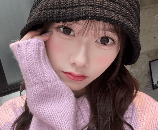 「うぐ…世界一可愛い」あの国民的アイドルグループの美女、ピンクチークの”お見つめ・ショット”にファンガチ惚れ状態！