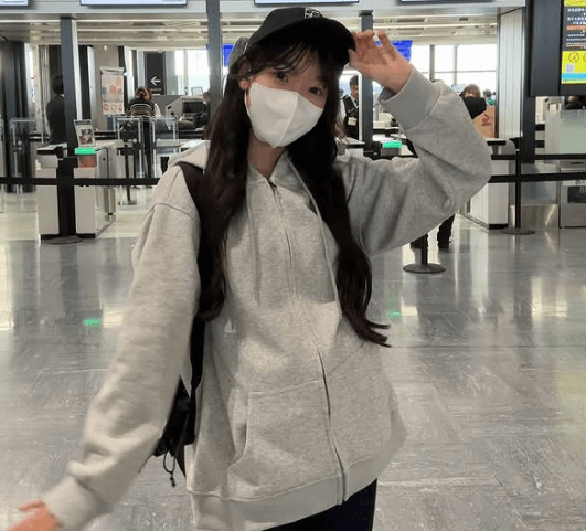 「マスクをしていても可愛いネ！」現役女子高生のeスポーツゲーマー、”旅立ちの空港ショット”がキュートだと拍手喝采