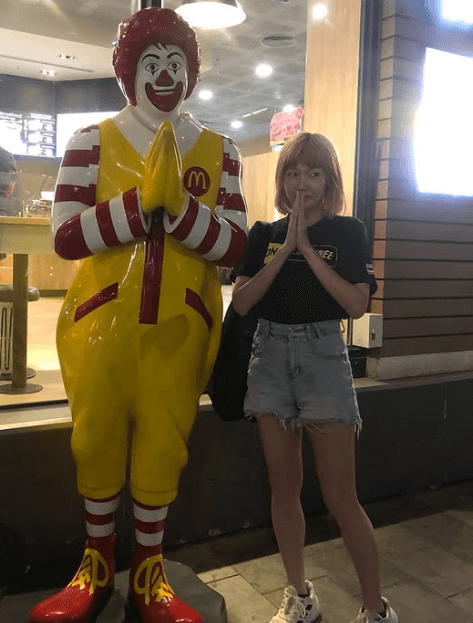 美女スポーツインフルエンサー・森野麻美、タイでドナルド・マクドナルドと2ショット！”ナマステ・ショット”が可愛すぎと話題に