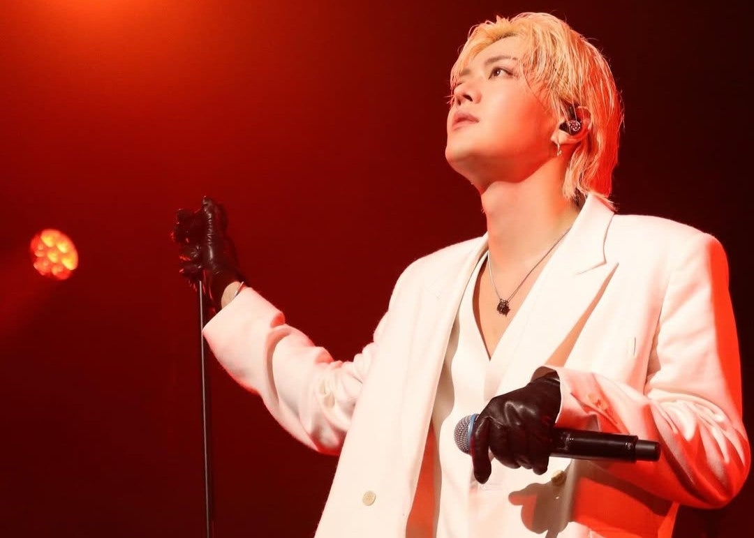 「過去一のビジュ」と話題の〇〇がソロ公演のステージショットを公開！「私たちのロックスター！」「カッコよすぎる～～～」とファン感激