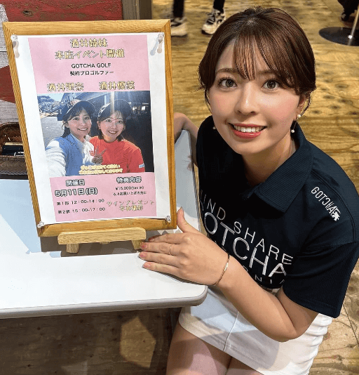 「可愛い店長さんご苦労様」美女ゴルファー、1日店長で出陣！店内ショットがキュートだとファンうっとり