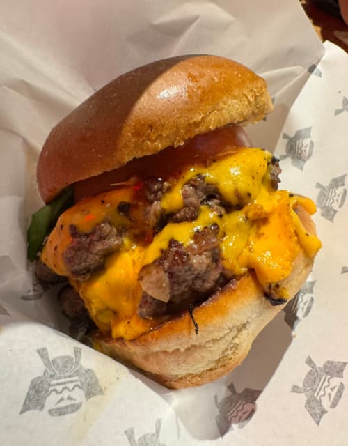 カラテカ入江、仕事絡みでショーグンバーガーを口にするも「お客様は僕意外ほぼ海外の方でした」と唖然？