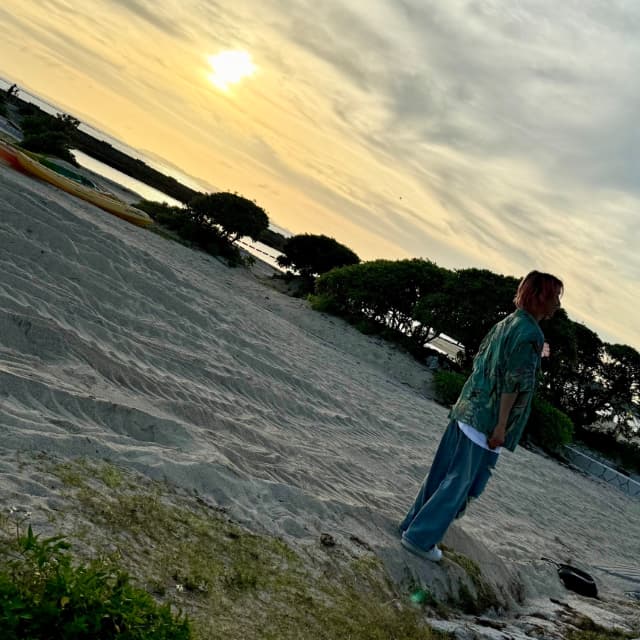 Snow Man・佐久間大介が最新ショットを公開「夕日に照らされる佐久間くん絵になりすぎる」と話題に