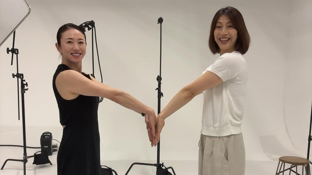 競泳元日本代表・田中雅美、寺川綾と〇〇ポーズ！？