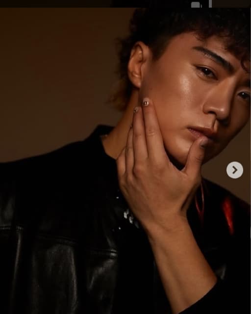 －10歳！Yushi、眉下切開で若さに磨きがかかる