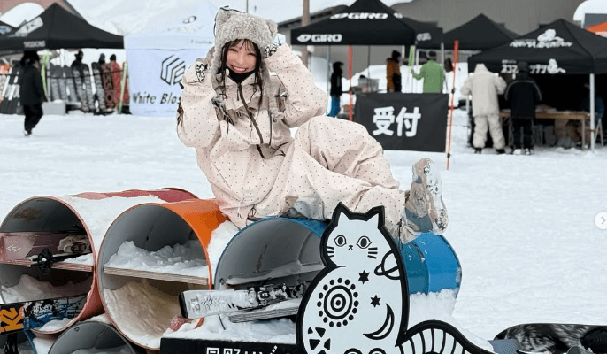 「ネコマーにゃんっ」スノボ界のアイドル、ドラム缶の上で”ネコママウンテン・女王ショット”を公開し反響続出！