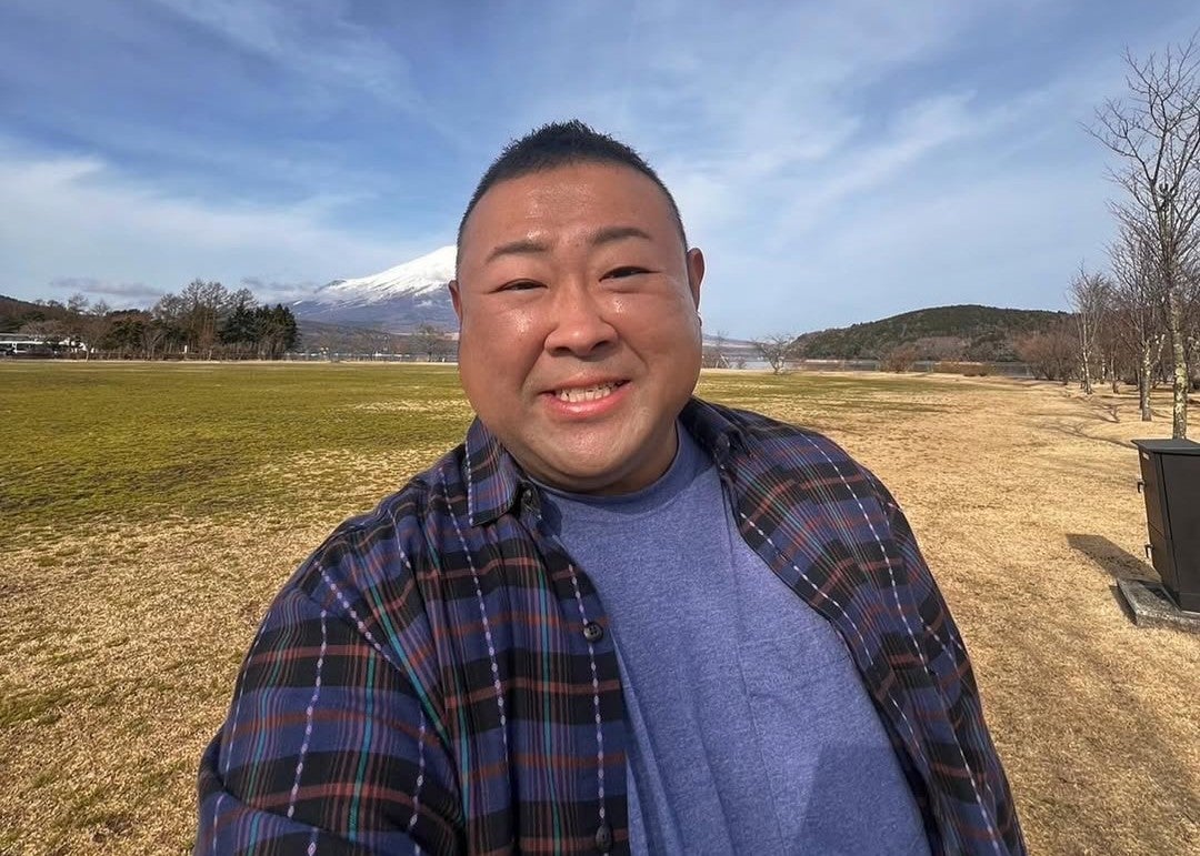 脇知弘、富士山を背に笑顔ショット公開　『グラスハート』撮影の一幕を報告