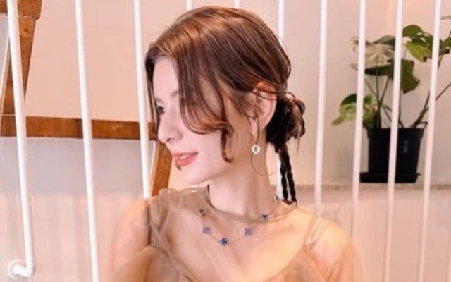 「たくさんのおめでとうで溢れた空間」スザンヌがワンピースで結婚式に参列！