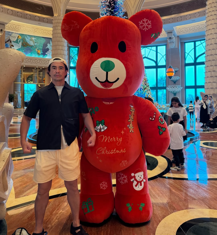 伊藤英明、ベアブリックと“メリーな2ショット”　クリスマス投稿にファンほっこり