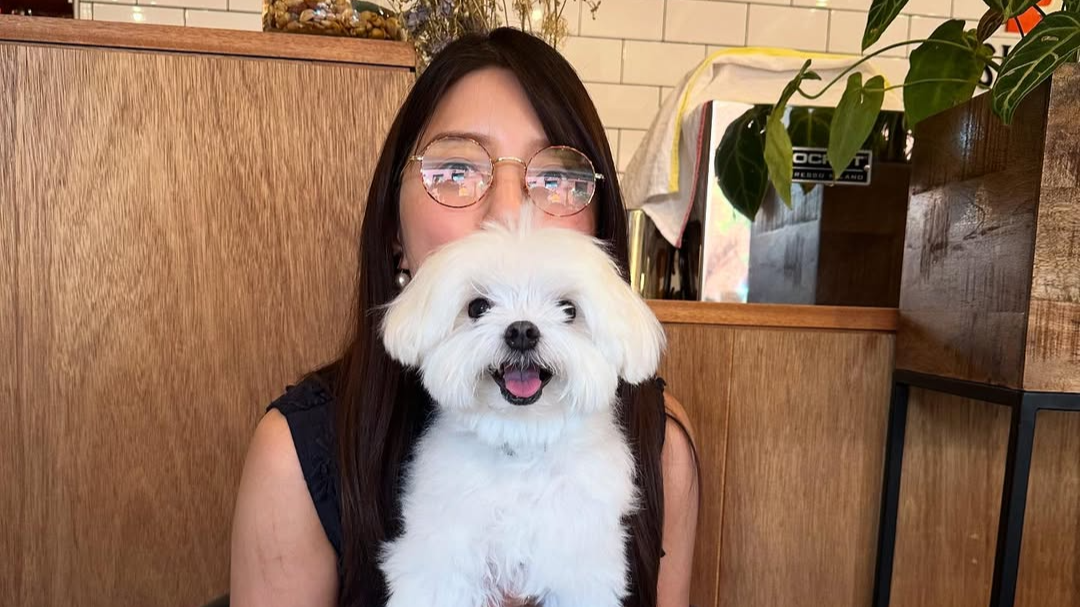 川島海荷、愛犬との一枚にユーモア添えて投稿