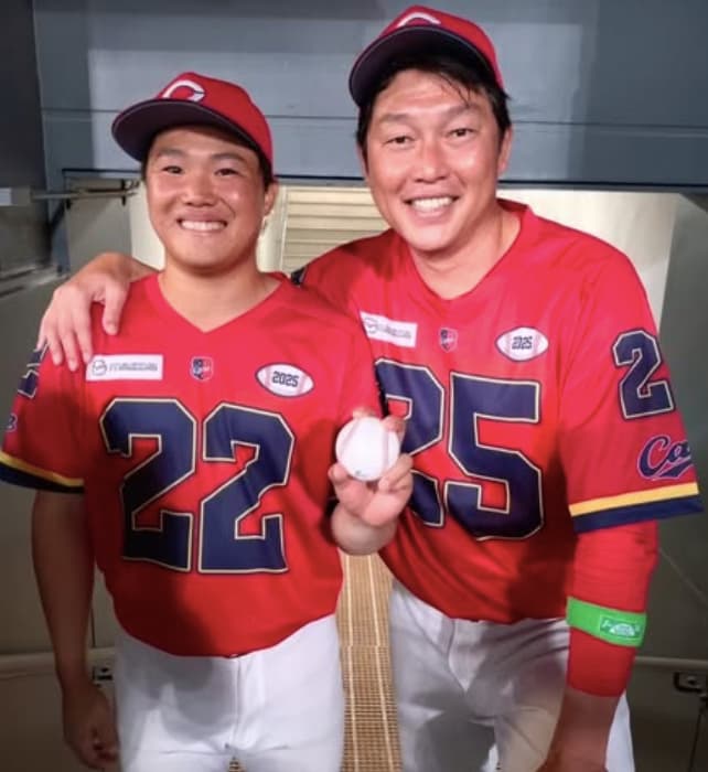 新井貴浩、プロ初先発初勝利の高太一とツーショットを公開！