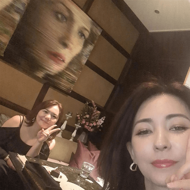 【真山景子】マンシーズ東京にて！同級生とカフェで喋り倒す優雅な時間