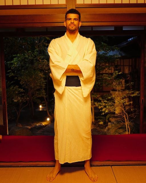 イングランド代表FWが日本旅行！鹿と遊ぶ様子も