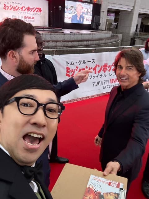 「ついにトムに会えたーーー」芸人・こがけんがトム・クルーズらとのショットを投稿！歓喜の「オーマイガーーー」