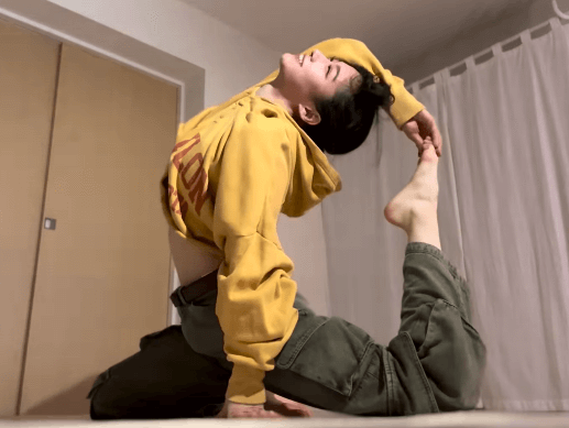 「中毒性がヤバい」話題の激カワダンサー、”バレエヨガ弓ポーズ＆ブレイクダンス”にファン釘付け状態！「いつまでも見ていられる」