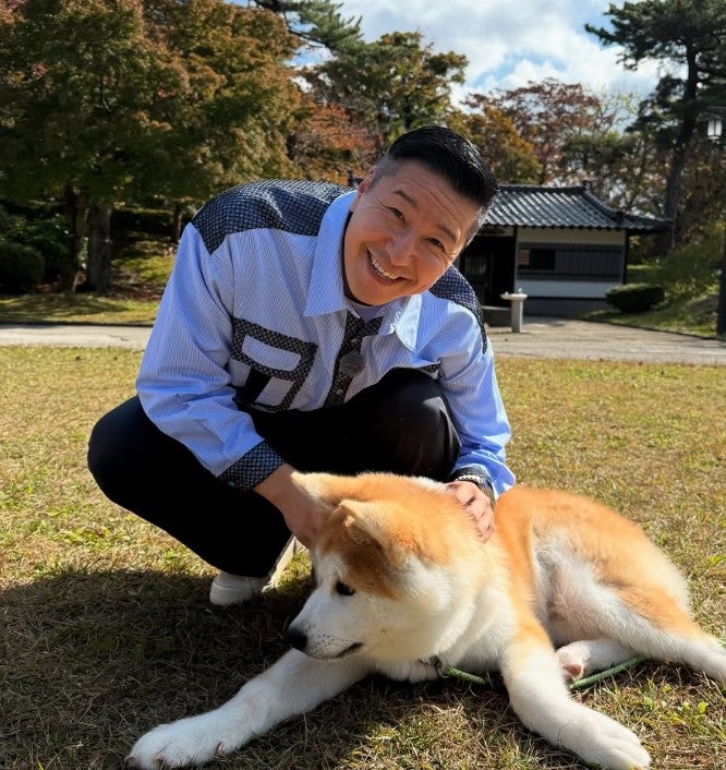 チョコプラ長田、秋田犬との微笑ましいオフショットにあの人気モデルも反応「癒され×癒されで眼福」