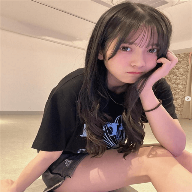 黒嵜菜々子、悪天候を吹き飛ばすカジュアル美脚ショットを公開