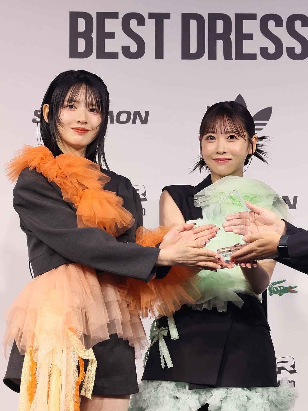 「スニーカーもよく似合う！」FRUITS ZIPPER・鎮西寿々歌、スニーカーベストドレッサー賞2025の女性アーティスト部門にFRUITS ZIPPERが選ばれたことを報告！