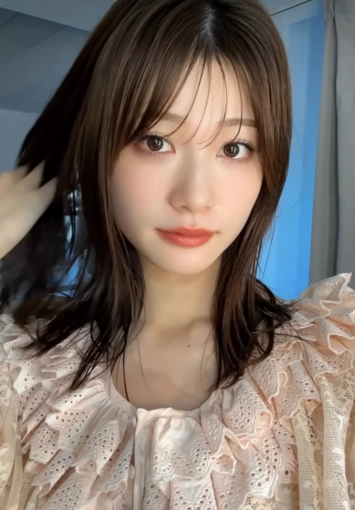 生見愛瑠(めるる)、キュートな笑顔で髪をとかす姿が超絶可愛すぎてファン悶絶「えーーんかわい！！！」