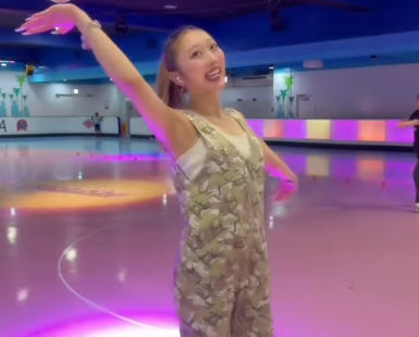 美女インラインスケーター、”酢豚が食べたい・スイッチオン”！キュート仕草ブレンドの注目演技