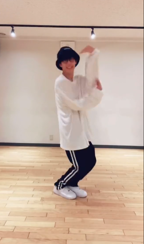 43歳のアイドルダンス😹オーイシマサヨシが自身が手がけたアイドル楽曲を全力ダンス✨