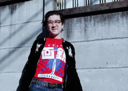 浅野忠信、「画鋲Tシャツかっこいいです」個性的ファッションを披露！