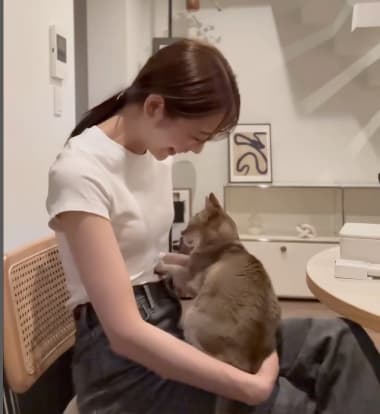 「可愛すぎん？どっちも」貴島明日香、シンガプーラと戯れるショットにファンほっこり