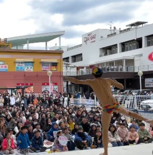 小島よしおがアクロスモール泉北でコール&レスポンス！