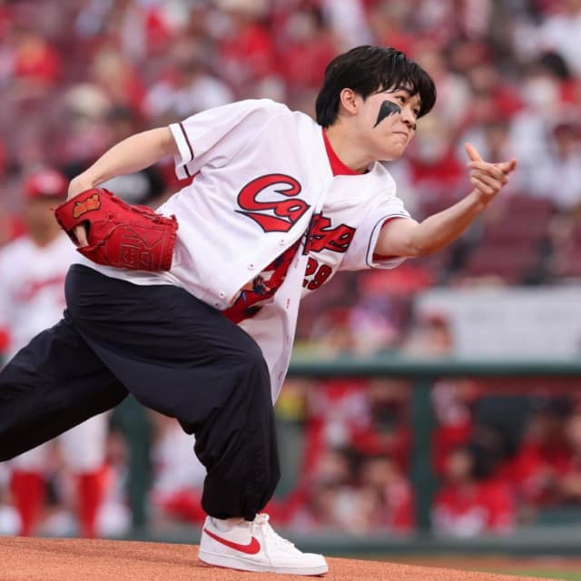 俳優の鈴木福が「広島ーヤクルト」の始球式にアイブラック姿で登場。アンダースローで投球「95点ぐらいは挙げてもいいかなと思います」