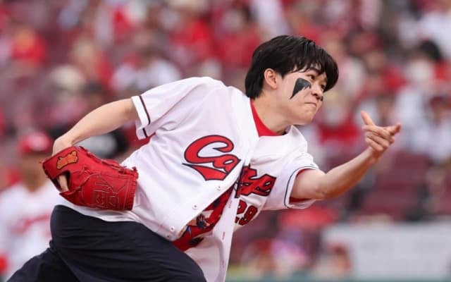 俳優の鈴木福が「広島ーヤクルト」の始球式にアイブラック姿で登場。アンダースローで投球「95点ぐらいは挙げてもいいかなと思います」