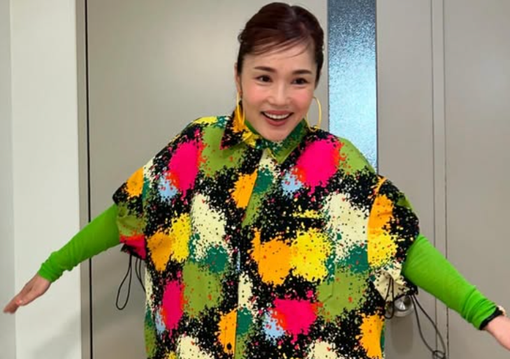 元気爆発！バブル芸人・平野ノラがカラフルコーデで魅せたポーズショット