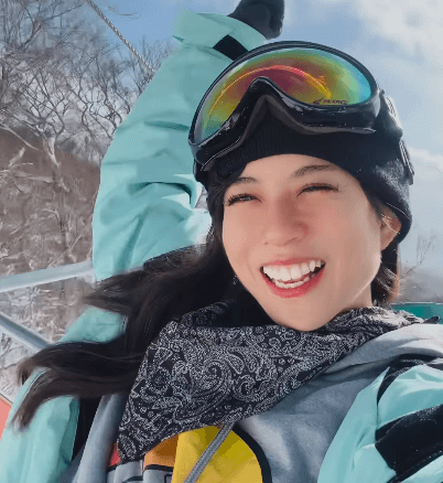 「ゲレンデに美人さんが降臨」美女トレーナー、自撮り＆スノボライディング姿が最高だと話題に「センセイかっちょいい」