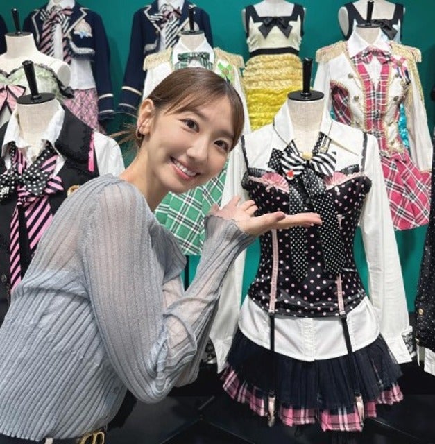柏木由紀がAKB48大衣装展で15年前の衣装と再会！