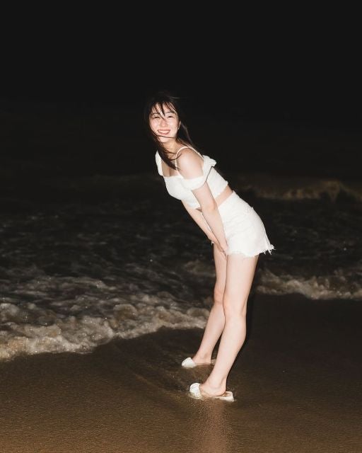 伊豆田莉奈が純白の水着姿を披露！美しすぎる素肌にファンもメロメロ！