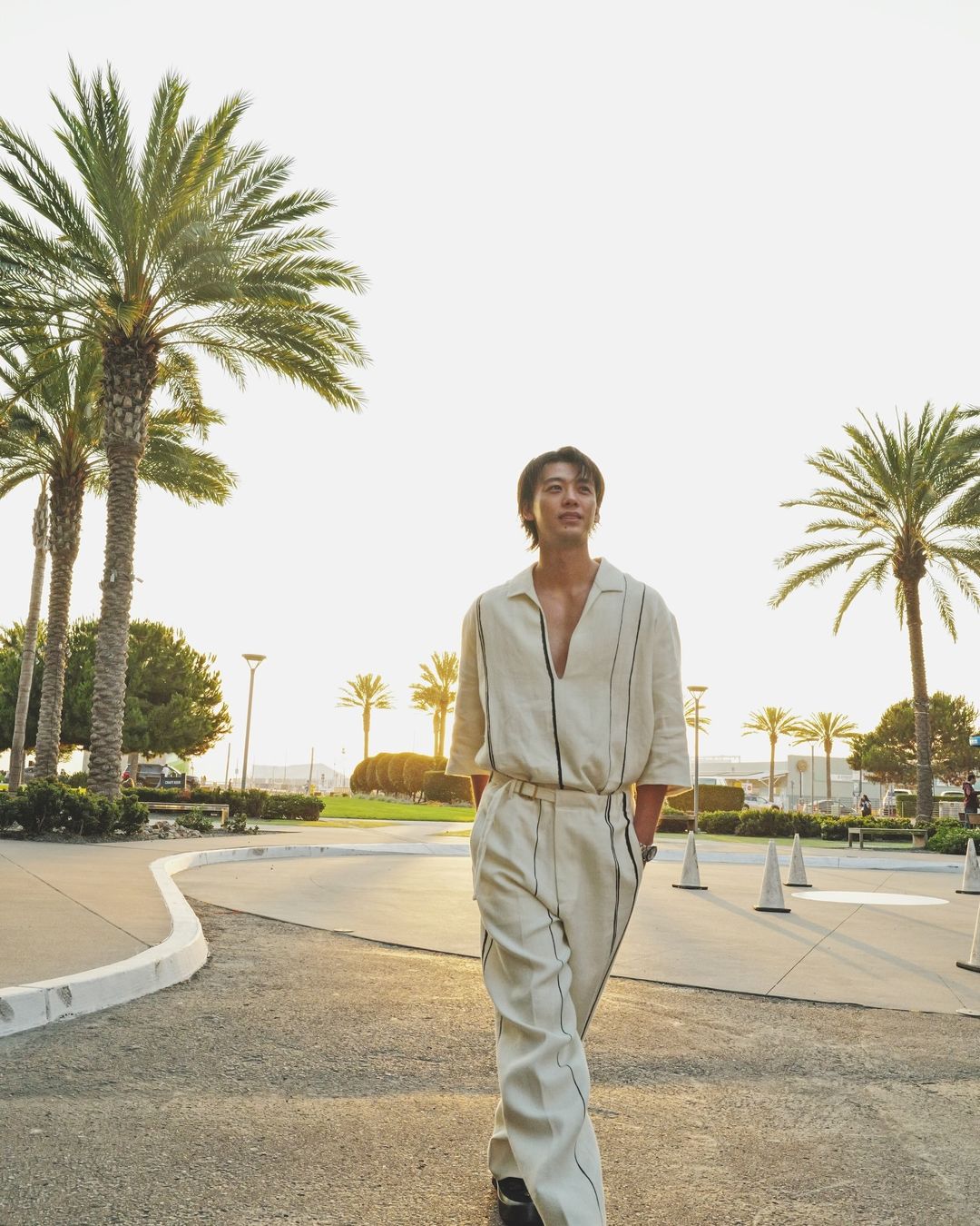 「夕日に負けないかっこよさ」竹内涼真 サンディエゴを訪れオフショットを公開！