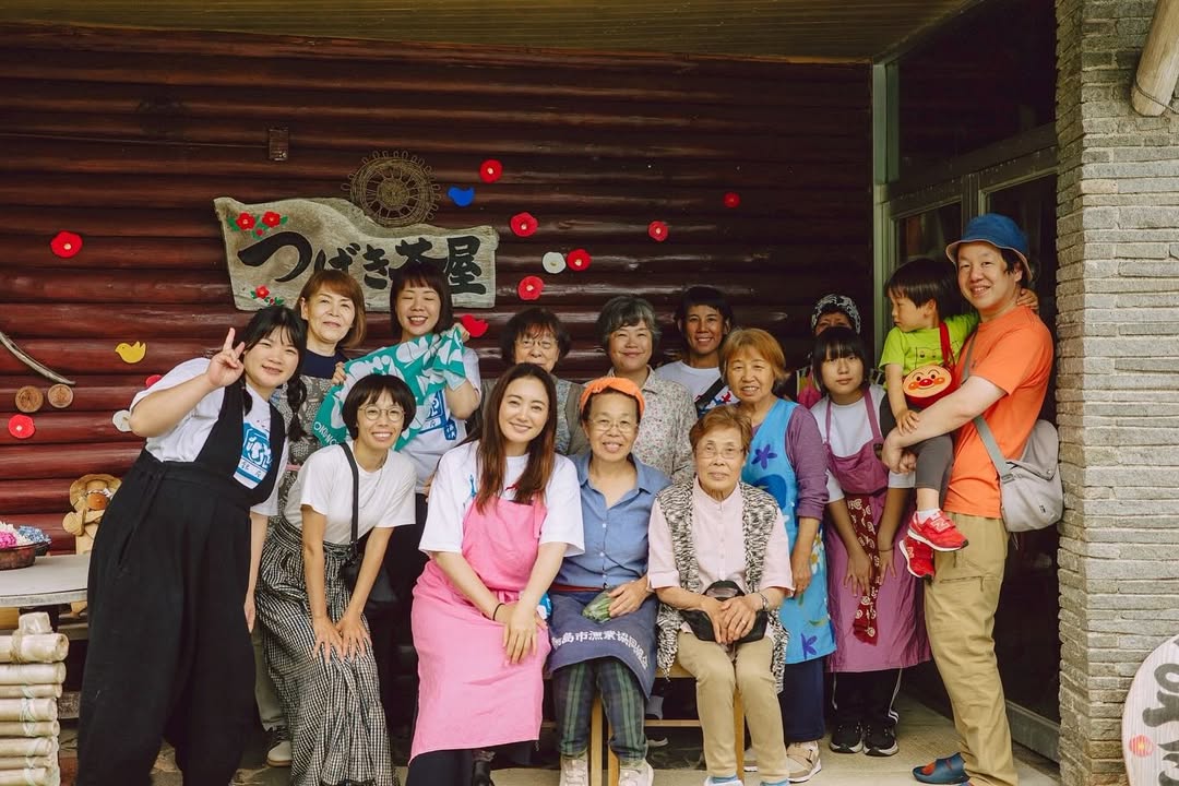 女優兼タレント・仲間由紀恵、沖縄の友人たちと再び能登へ行き珠洲市のつばき茶屋でお茶会を満喫！