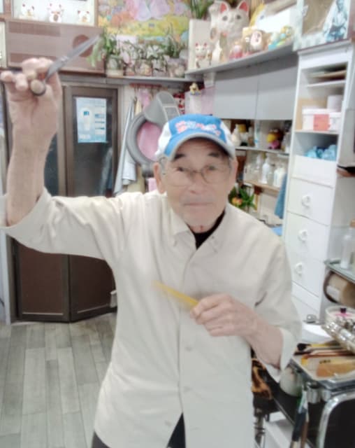 吉本新喜劇GMの間寛平、91歳の散髪屋に「相変わらず元気でした」も寛平のそっくりさん？