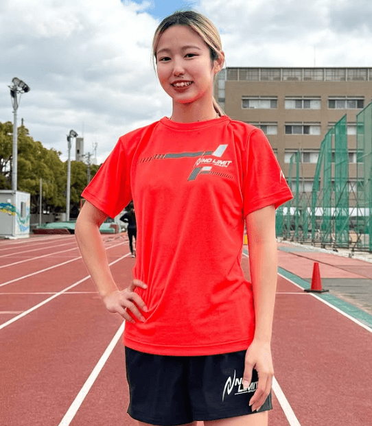 「プリンセス！」美女陸上選手、走路で見せた鮮やかウェア＆クラウチングスタートショット！ファン拍手喝采「めちゃかっこいい」