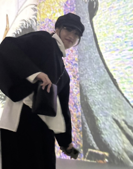 入山杏奈、アートなポーズにファン爆笑！バッグの中身をぶちまけるお茶目な一面も公開！