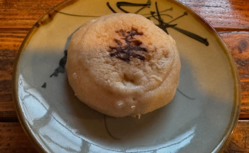 「おやき一つで絵になる…」夏木マリ、長野・野沢温泉での“和スイーツショット”が風情たっぷり