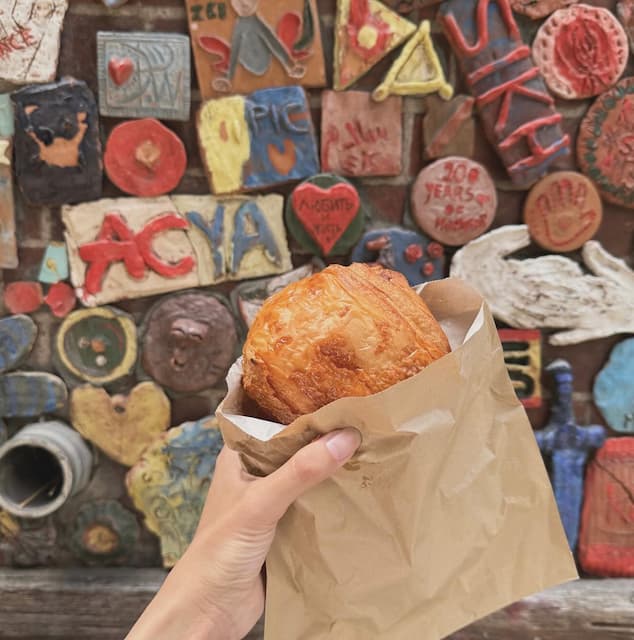 「梨加ちゃんとベーカリー巡りしたいぜ」元櫻坂46人気メンバーが“お気に入りパン”オフショットを公開！