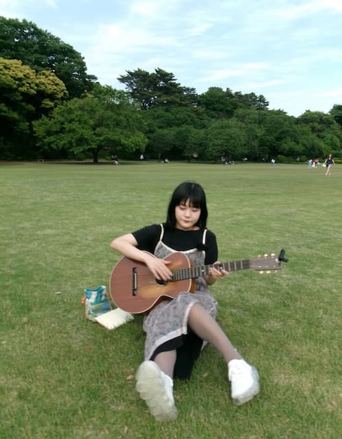 「楽しそうだな」吉澤嘉代子、芝生の上で弾き語り！