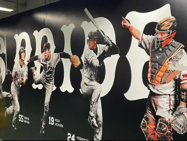 上原浩治がレジェンドが並ぶ選手通路の壁画を披露！