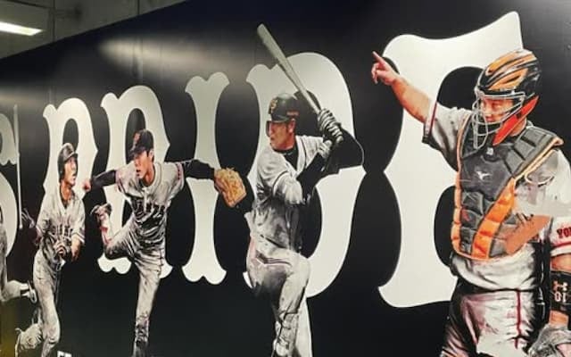 上原浩治がレジェンドが並ぶ選手通路の壁画を披露！