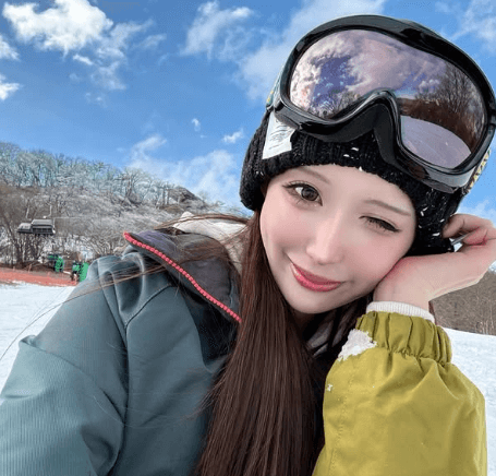 57万フォロワーの美女モデル、”ゲレンデが溶けるほど”のウインク・ショットを披露！ファン恋わずらい状態
